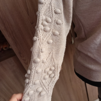 Бежов пуловер с цветя, снимка 4 - Блузи с дълъг ръкав и пуловери - 44582244