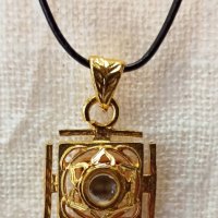 81 Янтра медальон с миниатюрно изображение под лупа , снимка 1 - Колиета, медальони, синджири - 38343980