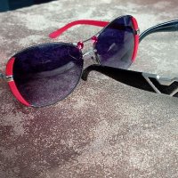 Страхотни очила с червени камъчета, снимка 3 - Слънчеви и диоптрични очила - 37757576