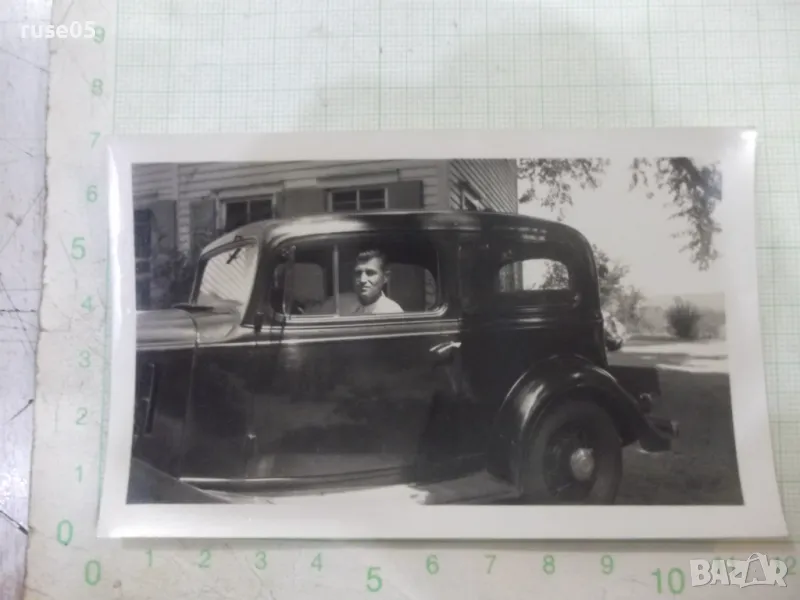 Снимка стара на мъж пред къща в колата, снимка 1