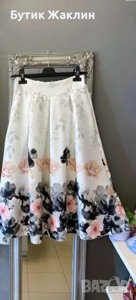 Дамска разкроена пола с флорални мотиви, снимка 1