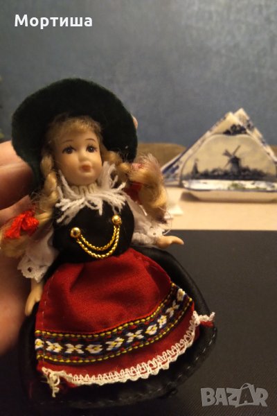 Колекционерска изцяло порцеланова кукличка , снимка 1