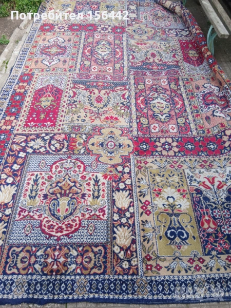 Красив персииски килим с богат и разнообразен орнамент., снимка 1