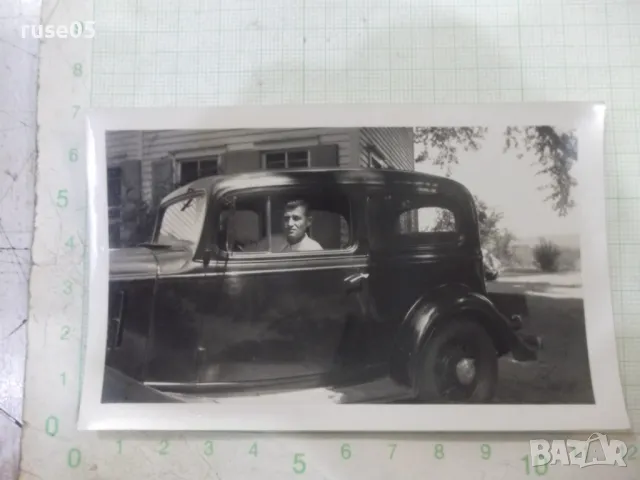 Снимка стара на мъж пред къща в колата