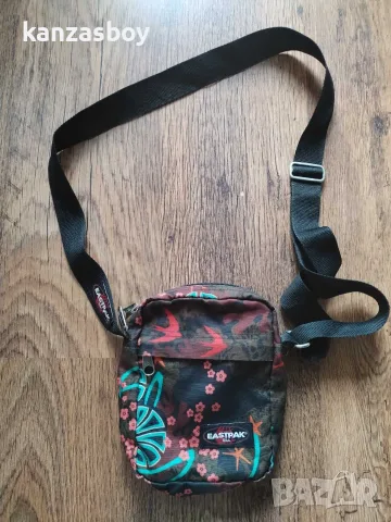 eastpak - страхотна спортна чанта , снимка 4 - Чанти - 56201894
