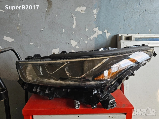 Продавам - оригинален ляв фар за Тойота Хайлендър 2019 г.