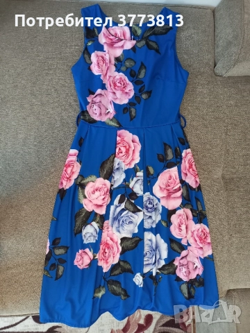 Елегантна синя рокля с флорални мотиви – удобна и стилна