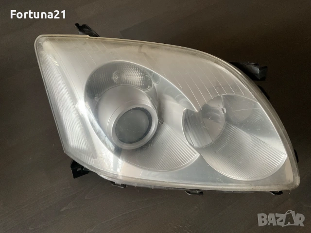 Toyota Avensis T250 - десен фар оригинален