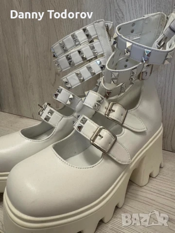 Чисто нови бели дамски сандали с капси