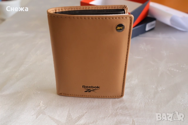 Reebok Switch с RFID защита малък вертикален портфейл, снимка 2 - Портфейли, портмонета - 54316088