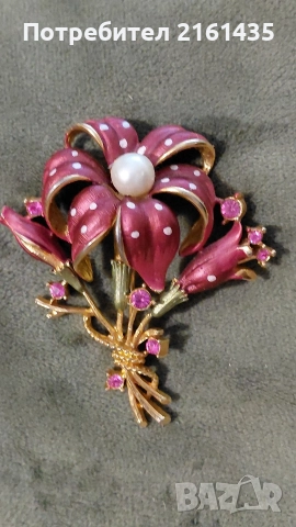 Прекрасна ретро брошка с емайл 