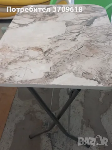 Продавам три комплекта маси и столове 