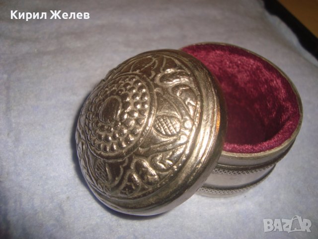 СТАРА ПОСРЕБРЕНА ОРНАМЕНТИРАНА КРЪГЛА КУТИЙКА за БИЖУТА с ПЛЮШЕНА ДРАПЕРИЯ 32220