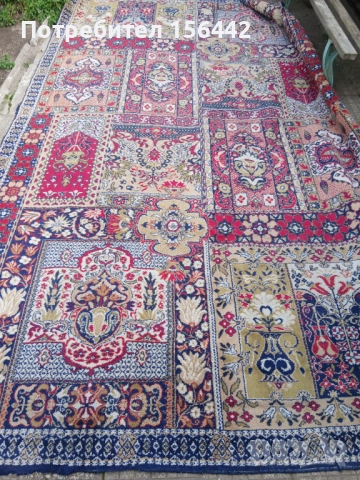 Красив персииски килим с богат и разнообразен орнамент.