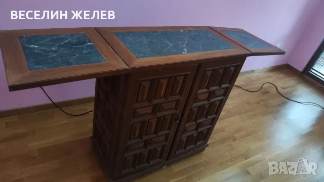 Оригинален разтегателен шкаф-бар от масиво дърво с естествен зелен мрамор, снимка 1 - Шкафове - 56061757