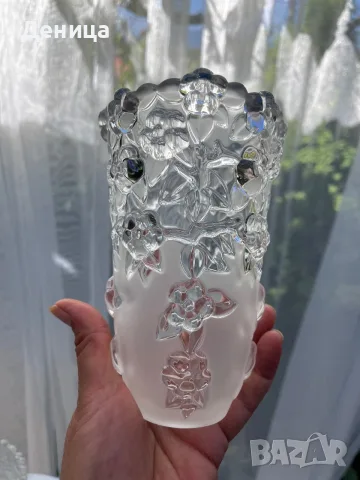 Ваза от Walther Glas от серията Carmen Satin с красив релефен  дизайн от матово и прозрачно стъкло