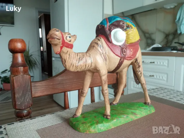 Стилна и красива с изработката си камила-Дърворезба.