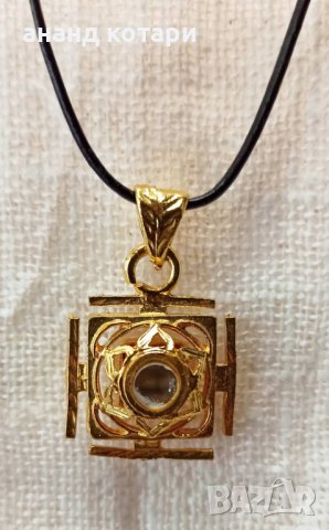 81 Янтра медальон с миниатюрно изображение под лупа 