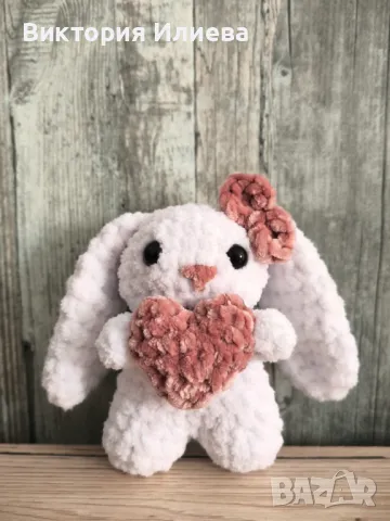 Плетено зайче за Свети Валентин , снимка 2 - Плюшени играчки - 49077783