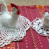 плетени на една кука петле и кокошка, снимка 1 - Антикварни и старинни предмети - 38692383