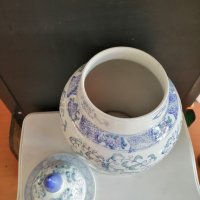 Стара порцеланова ваза с капак, снимка 2 - Вази - 40195311