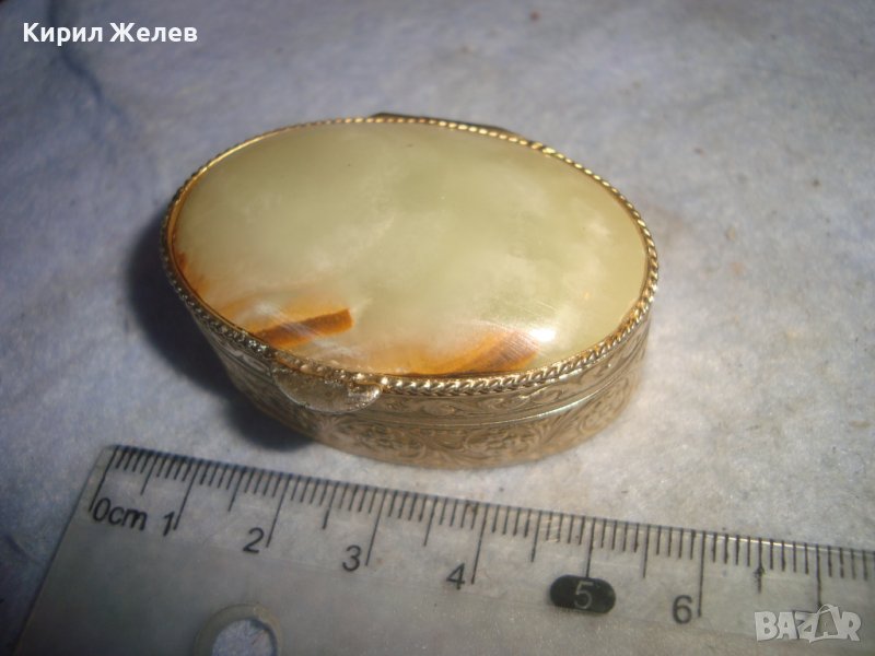 ПОЗЛАТЕНА СТИЛНО ОРНАМЕНТИРАНА КУТИЙКА за БИЖУТА илиДРУГО с КАПАЧЕ от НАТУРАЛЕН МРАМОРЕН ОНИКС 29077, снимка 1