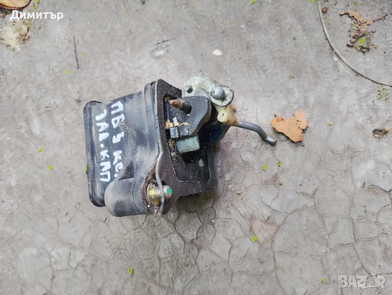 Патрон - Бутон Заден Капак За Фолксваген Пасат Б3 Комби 1991г / VW Passat B3 Combi 1991y, снимка 1