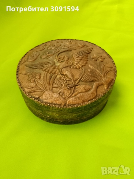 релефна медна посребрена кутия за бижута с огледало възрожденски стил, снимка 1