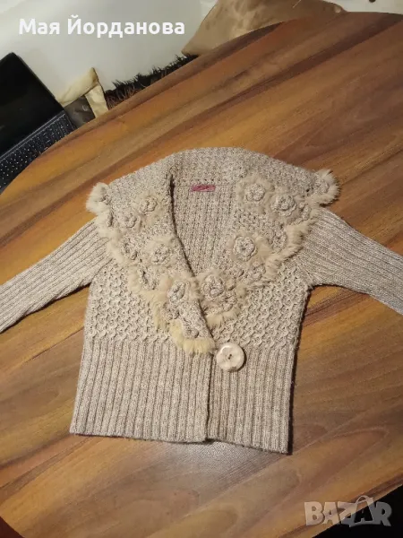 Намалена на 16 Страхотна вълнена жилетка, гарнирана с естествени кожички.Размер S,M,L.Цена 18,00 лв., снимка 1