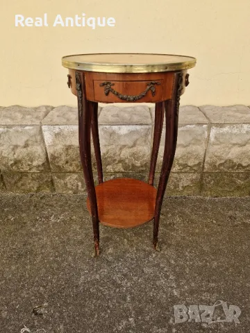 Чудесна антикварна френска дървена масичка с бронзов обков , снимка 3 - Антикварни и старинни предмети - 49063788