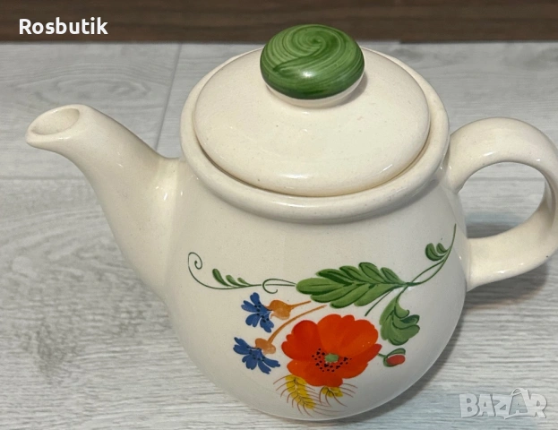 Много красив  порцеланов чайник 