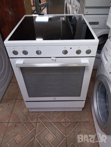 Като нова свободно стояща печка с керамичен плот Elektrolux с 2 години Гаранция!