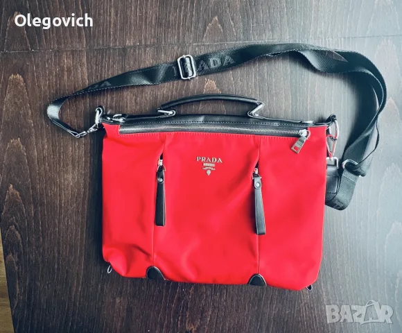 чанта от Prada.