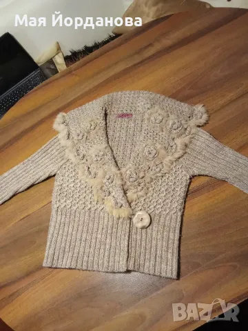 Намалена на 16 Страхотна вълнена жилетка, гарнирана с естествени кожички.Размер S,M,L.Цена 18,00 лв.