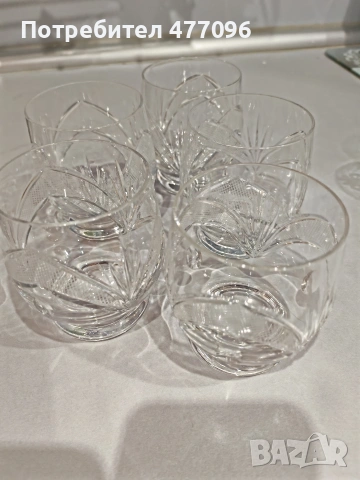 Продавам два сервиза с кристални чаши