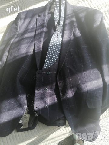 мъжки костюм кариран тъмно син много запазен 