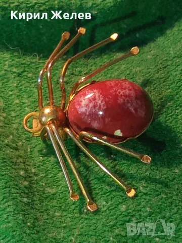 СТАРА ФИГУРАЛНА ПОЗЛАТЕНА МЕСИНГОВА БРОШКА ПАЯК с ШЛИФОВАН РЯДЪК МИНЕРАЛ КАМЪК 45609, снимка 13 - Антикварни и старинни предмети - 46233748