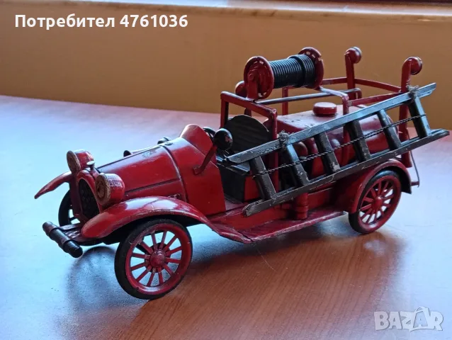 Стара ръчно изработена метална количка пожарна