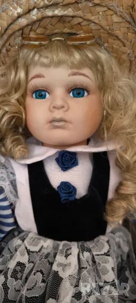 порцеланова кукла със столче, снимка 1