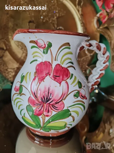 Красива каничка с плетена дръжка и свежи цветове., снимка 1