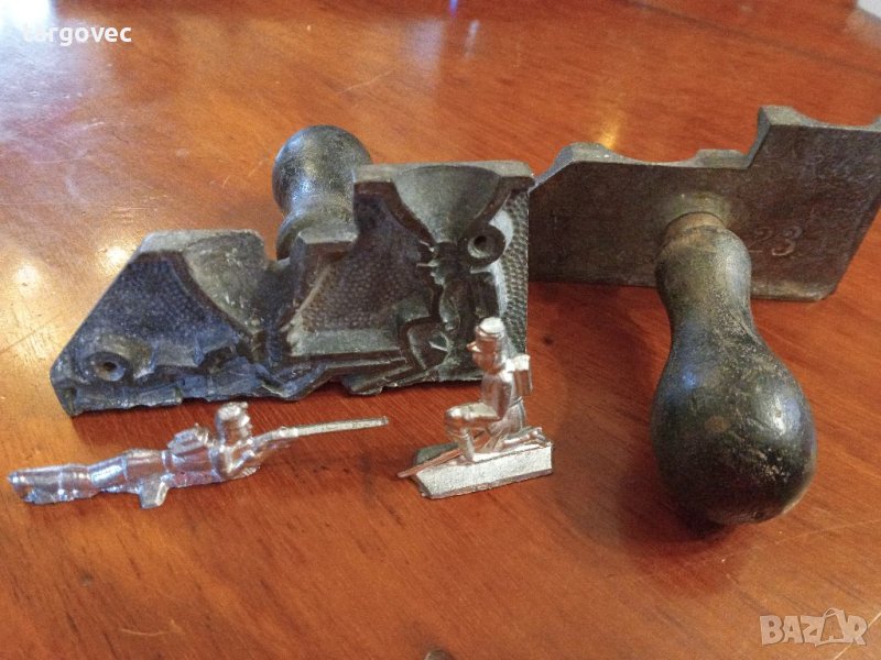 Старинна немска матрица калъп за оловни войници d.r.g.m, снимка 1