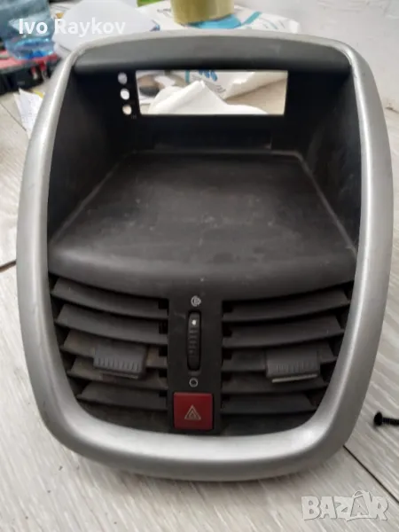 Средна конзола табло за Peugeot 207 ,авариини, снимка 1