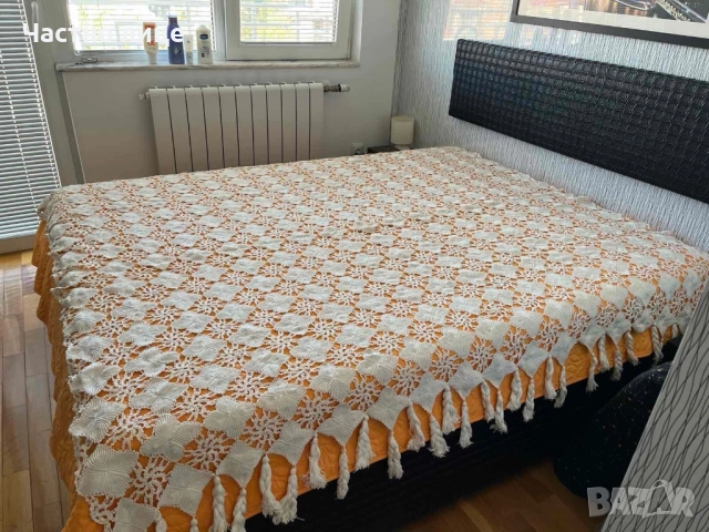 Ръчно бродирана кувертюра.