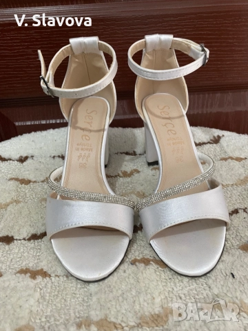 Обувки с ток, снимка 2 - Дамски обувки на ток - 52445914