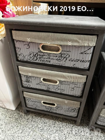 Дървени шкафчета в сиво с кошници от текстил