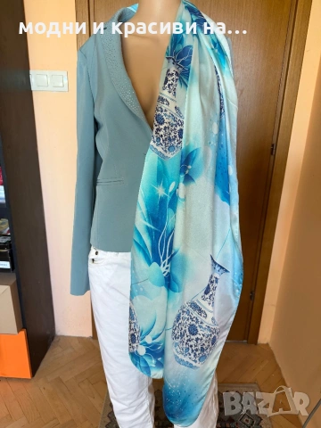 Красив копринен шал в синята гама