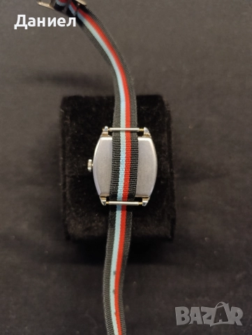 Дамски часовник Луч, снимка 4 - Антикварни и старинни предмети - 51636110