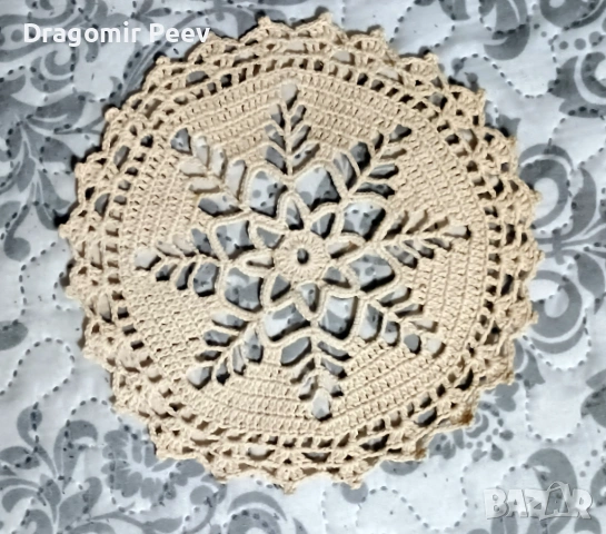 Продавам ново ръчно плетено каре тип снежинка цват екрю