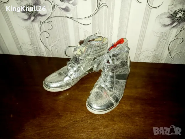 Сребърни кецове