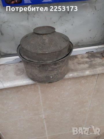 Много стара бакърена тенджера с капак